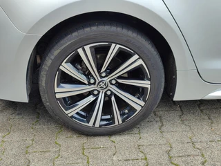 Toyota Corolla Touring Sports 1.8 Hybrid DYNAMIC STOELVERW KEYLESS 17'' LM-VELGEN CLIMA AD-CRUISE APPLE/ANDROID PRIVACY GLASS NL-AUTO CAMERA / 34