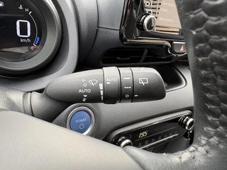 Toyota Yaris 1.5 Hybrid Dynamic CAMERA APPLE/ANDROID AD-CRUISE DAB+ KEYLESS LM-VELGEN / 24