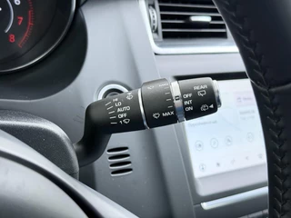 Jaguar E-PACE 2.0 P200 AWD R-Dynamic / 32