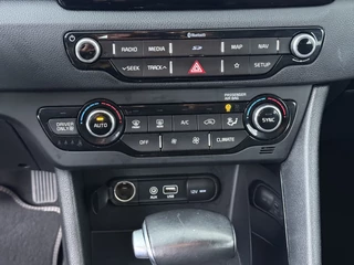 Kia Niro 1.6 GDi Hybrid DynamicLine  - Cruise Control - Lichtmetalen Velgen - Navigatie - Climate Control - Apple/Android Carplay - Virena Zekerheidspakket €895 / 31