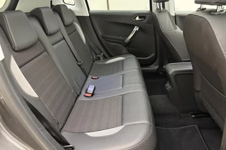 Peugeot 2008 1.2 PureTech 130pk Blue Lease Allure | Panorama Dak | DAB+ | Navigatie | Climate Control | Cruise Control | Achteruitrijcamera |LichtMetalen Velgen met All Seasonbanden / 14