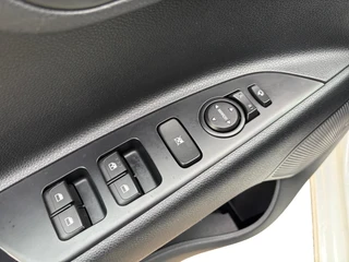 Kia Rio 1.0 TGDI DynamicLine | Navigatie | Airco | Apple Carplay / Android Auto | Achterruitrij Camera | Lichtmetalen Velgen | / 12