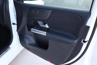 Mercedes-Benz B-Class 200 Luxury Line Panoramadak / Stuurwielverwarming / Stoelverwarming / 40