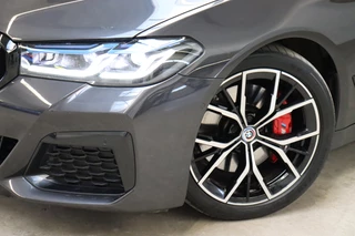 BMW 5 Serie Touring 520i High Executive M Sport Pakket Automaat  / Trekhaak / Panoramadak / Stoelverwarming / Nappa Leder / Comfortstoelen / Achteruitrijcamera / Apple Carplay / Driving Assistant / Cruise Control / Navigatie Professional / Adaptief Onderstel / 10