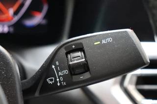 BMW 3 Serie Sedan 320i Executive Sport Line Automaat  / Live Cockpit Professional / M Sportstuurwiel / Shadow Line / 19 Inch / Climate Control / Sportstoelen / Bluetooth / Neerklapbare Achterbank / LED / Parkeersensoren voor+achter / 30