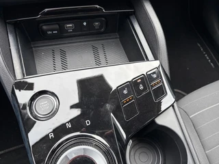 Kia Sportage 1.6 T-GDi Plug-in Hybrid AWD DynamicLine Luxury | Apple Carplay / Android Auto | Navigatiesysteem | Stoel + Stuurverwarming | Elektrisch Verstelbare Bestuurdersstoel | Licht + Regensensor | Parkeersensoren Voor + Achter | Camera Achter | Cruise Control Adaptief | Rijstrooksensor + Correctie | 19"Lichtmetalen Velgen / 24