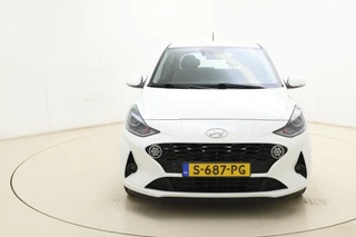 Hyundai i10 1.0 Premium | Camera | Parkeersensoren | Climate control | Weinig kilometers | Cruise control | DAB Radio / 7