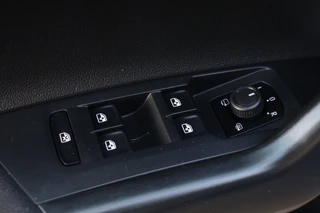 Volkswagen POLO Achteruitrijcamera App-connect Navigatie Parkeersensoren / 27