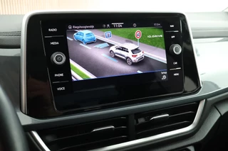 Volkswagen T-Roc 1.0 TSI 110pk Style Trekhaak LED Virtual Cockpit Navigatie / 32
