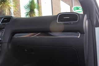 Volkswagen Golf Cabrio 2.0 TSI GTI | 2e eigenaar | DSG | Xenon | Stoelverwarming | Climatronic | Cruise control | Navigatie | Bluetooth | PDC | 18 inch Detroit | Origineel / 32