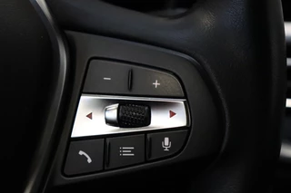 BMW 3 Serie Sedan 320i Executive Edition Automaat  / Trekhaak / Live Cockpit Professional / Cruise Control / Parkeersensoren / Neerklapbare Achterbank / Apple Carplay / Sportstuur / 37