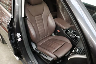 BMW X3 xDrive20i High Executive xLine Automaat  / Navigatie Professional / Leder / Trekhaak / 19 Inch / Adaptieve LED-koplampen / Stoelverwarming / Ambiance Verlichting / Parkeersensoren voor+achter / Sportstoelen / 17
