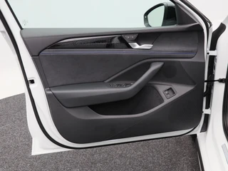 Volkswagen Passat Variant 1.5 eHybrid 272 Pk R-Line | Black Style | Stoel/Stuurverwarming | Panoramadak | 360 Camera | Head Up | Memory | Trekhaak | 19 Inch | 155 Km !! / 21