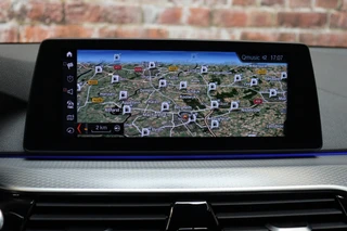 BMW 5 Series Touring 520i High Executive M Sport Pakket Automaat  / Navigatiesysteem Professional / Adaptieve LED-koplamp / Hifi / Climate Control / Parkeersensoren / Sfeerverlichting / Chrome Line / Sportstoelen / Cruise Control / Stoelverwarming / 18