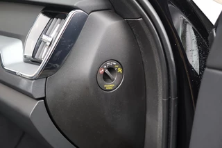 Volvo XC60 T6 Recharge AWD R-Design | Stoelverwarming | Parkeercamera | Panoramadak | Memorystoel | Keyless / 25