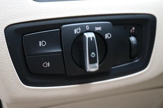 BMW X1 xDrive25i High Executive xLine Automaat  / Navigatiesysteem Plus / Driving Assistant Plus / Trekhaak / Panoramadak / Park Assistant / Leder / Park Assistant / AWD / 18 Inch / Head-Up Display / Stoelverwarming / Hifi / Parkeersensoren / Climate Control / LED / 35