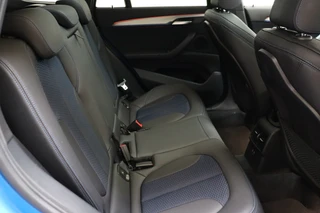 BMW X1 sDrive18i High Executive M Sport Pakket Automaat  / Navigatiesysteem Professional / Panoramadak / 18 Inch / LED / Stoelverwarming / Achteruitrijcamera / Extra Getint Glas / Harman Kardon / Shadow Line / Parkeersensoren voor+achter / 14