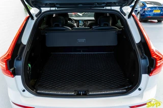 Volvo XC60 2.0 T8 Twin Engine AWD R-Design | Pano | Trekhaak zwenkbaar | Navi | Cam / 23