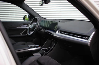 BMW iX1 xDrive30 67 kWh // 99,2% SoH | M-Sport | Panoramadak | Harman Kardon | HUD | 360 CAM | Massage| Elek. + Memory | Sfeerverlichting / 19