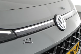 Volkswagen T-Roc 1.5 eTsi 150pk DSG R-Line First Edition Trekhaak Camera Keyless Stoelverwarming Virtual Cockpit Carplay / 49