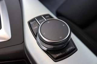 BMW 1 Series 118i Executive Sport Line Automaat 5 deurs / Navigatie Professional / LED / Trekhaak / Climate Control / 17 Inch / Bluetooth / Sportstoelen / Parkeersensoren / Lichtpakket / Cruise Control / Stoelverwarming / Neerklapbare Achterbank / 22