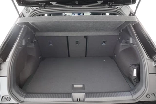 Volkswagen T-Roc 1.5 eTsi 150pk DSG R-Line First Edition Trekhaak Camera Keyless Stoelverwarming Virtual Cockpit Carplay / 57