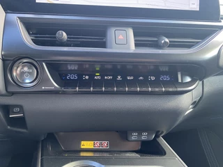 Lexus UX 300h Ultimate Edition DIRECT LEVERBAAR EL-ACHTERKLEP STUURVERW STOELVERW GROOT-SCHERM BLIND-SPOT / 27