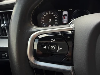 Volvo XC60 2.0 T8 Twin Engine AWD R-Design Pano | Elec Trekhaak | Camera | / 19
