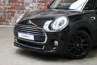MINI Cooper Hatchback Chili Business 3 deurs  / Navigatiesysteem Professional / Panoramadak / LED / Climate Control / Parkeersensoren / Sportstoelen / Cruise Control / Bluetooth / 17 Inch / Chrome Line / Lichtpakket / Extra Getint Glas / 2