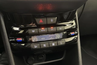 Peugeot 2008 1.2 PureTech 130pk Blue Lease Allure | Panorama Dak | DAB+ | Navigatie | Climate Control | Cruise Control | Achteruitrijcamera |LichtMetalen Velgen met All Seasonbanden / 22