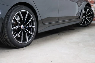 BMW 4 Serie Gran Coupé 420i High Executive M Sport Pakket Automaat  / Live Cockpit Professional / Schuif-/kanteldak / Leder / DAB / Stoelverwarming / 19 Inch / Shadow Line / Active Cruise Control / LED / M Sportremsysteem / Achteruitrijcamera / Extra Getint Glas / 7