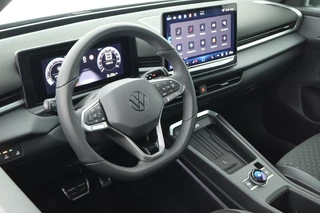 Volkswagen T-Roc 1.5 eTsi 150pk DSG R-Line First Edition Trekhaak Camera Keyless Stoelverwarming Virtual Cockpit Carplay / 2