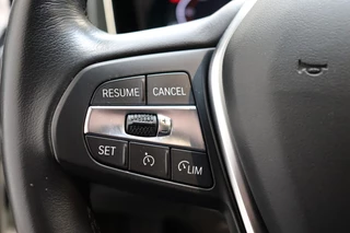 BMW 3 Serie Sedan 318i Executive Sport Line Automaat  / Live Cockpit Professional / Stoelverwarming / Parkeersensoren voor+achter / LED / 18 Inch / DAB / Climate Control / Shadow Line / Extra Getint Glas / Apple CarPlay / Cruise Control / Lichtpakket / 33