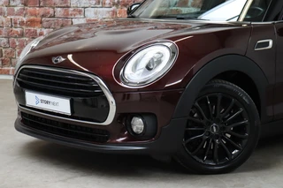 MINI Clubman Cooper Serious Business / Navigatiesysteem Professional / Panoramadak / Harman Kardon / Climate Control / 17 Inch / LED-koplampen / Parkeersensoren / Cruise Control / Lichtpakket / 2