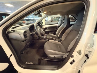 Toyota Aygo X 1.0 VVT-i MT first / apple /stoelverw /cruisec /camera/pdc/clima/boeken / 29