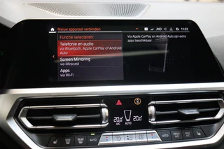 BMW 3 Serie Sedan 320i High Executive M Sport Pakket Automaat  / Live Cockpit Professional / Schuif-/kanteldak / Achteruitrijcamera / Stoelverwarming / DAB / Shadow Line / Apple CarPlay / LED / 19 Inch / Extra Getint Glas / 28
