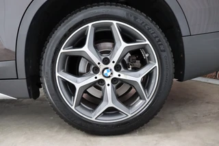BMW X1 xDrive25i High Executive xLine Automaat  / Navigatiesysteem Plus / Driving Assistant Plus / Trekhaak / Panoramadak / Park Assistant / Leder / Park Assistant / AWD / 18 Inch / Head-Up Display / Stoelverwarming / Hifi / Parkeersensoren / Climate Control / LED / 15