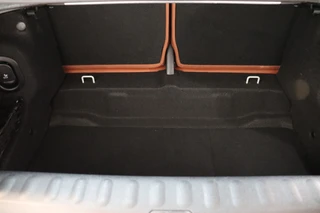 MINI Cooper S Cabrio Chili Automaat  / Navigatiesysteem / Leder / Climate Control / Harman Kardon / Parkeersensoren / LED / Sportstoelen / Windscherm / Cruise Control / 17 Inch / Lichtpakket / Bluetooth / 42