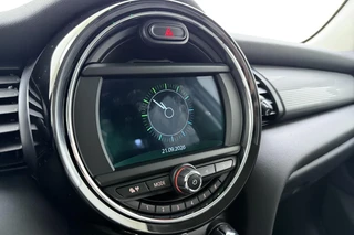 MINI 5-Deurs 1.5 Cooper 60 Years Edition Automaat | Navigatie | Climate control | Parkeersensoren |5 Deurs | Lichtmetalen velgen black | Keyless / 26