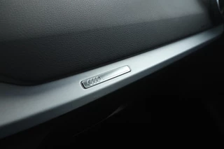 Audi Q2 30 TFSI Sport  S-line! Leer, Cruise, Navigatie / 34