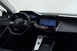 Peugeot 408 1.2 Hybrid 145 e-DCS6 Allure | Achteruitrijcamera | Dealer Onderhouden l Wireless Apple Carplay & Android Auto l TomTom Navigatie l DAB l Bluetooth l PDC l Camera l LED l Lichtmetalen Velgen / 18