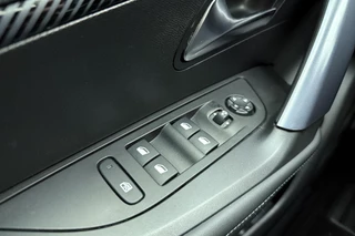 Peugeot 2008 1.2 Turbo 100pk Allure | Trekhaak | Navigatie | Achteruitrijcamera | Climate control | Parkeersensoren | Lichtmetalen velgen / 20