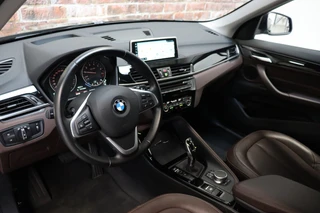 BMW X1 sDrive20i High Executive xLine Automaat  / Navigatiesysteem Plus / Trekhaak / Achteruitrijcamera / Leder / Head-Up Display / 18 Inch / 18 Inch / Stoelverwarming / Extra Getint Glas / Lichtpakket / 12