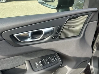 Volvo XC60 2.0 T6 Plug-in hybrid AWD Plus Black Edition LUCHTVERING | ELEK. TREKHAAK | STOEL + STOELVERWARMING | ACHTERBANK VERWARMD | HARMAN KARDON | RIJKLAAR | FABRIEKS GARANTIE T/M 7-2027 | PANO | / 9