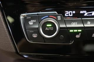 BMW X1 sDrive20i High Executive xLine Automaat  / Navigatiesysteem Plus / Trekhaak / Achteruitrijcamera / Leder / Head-Up Display / 18 Inch / 18 Inch / Stoelverwarming / Extra Getint Glas / Lichtpakket / 29