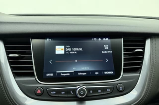 Opel Grandland X 1.6 Turbo 300pk Hybrid4 Elegance | Navigatie | Keyless | Camera | Parelmoer kleur | Electrische achterklep | Lichtmetalen velgen | AGR Comfortstoelen | Voorruitverwarming | Zwart dak / 35