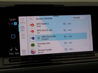 Volkswagen Multivan 1.4 eHybrid L2H1 Style 7-Persoons | Panorama dak | Stoelverwarming | Adaptive Cruise | Trekhaak | Camera | CarPlay | Climatronic | 17 Inch | 21.560 Km !! / 28