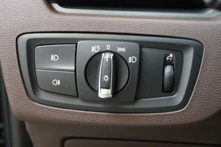 BMW X1 sDrive20i High Executive xLine Automaat  / Navigatiesysteem Plus / Trekhaak / Achteruitrijcamera / Leder / Head-Up Display / 18 Inch / 18 Inch / Stoelverwarming / Extra Getint Glas / Lichtpakket / 27