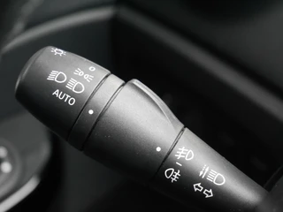 Renault Captur 0.9 TCe Xmod | Lederen bekleding | Stoelverwarming | Trekhaak | Keyless entry en start | Climate control | Navigatie | Extra getint glas | Regensensor / 19