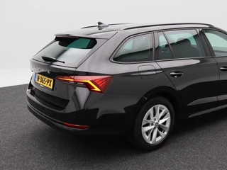 Skoda Octavia Combi 1.5 TSi 150 Pk First Edition | Stoelverwarming | Camera | Cruise Control | Navigatie | CarPlay | Matrix LED | 17 Inch | 60.639 Km !! / 14